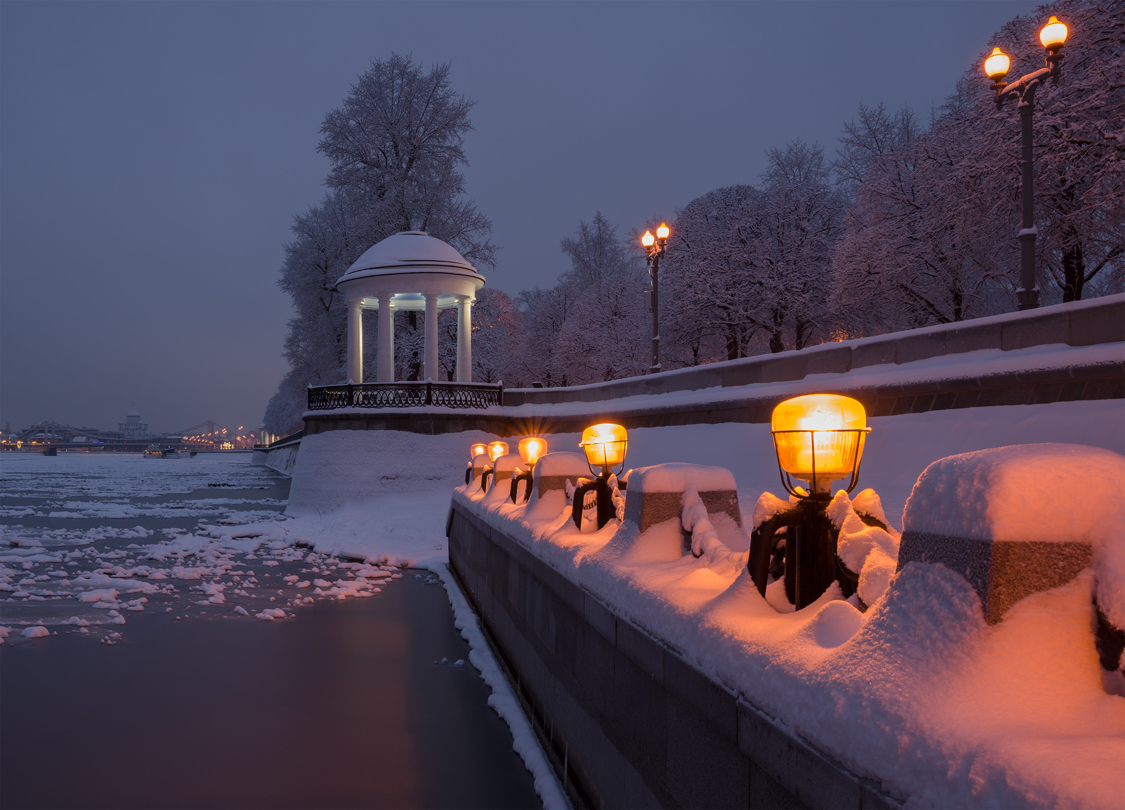 Зимнее утро на Пушкинской набережной