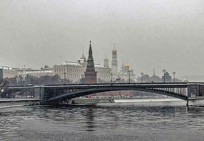 Шагая по Малому и Большому Патриаршему мосту под снежком...
