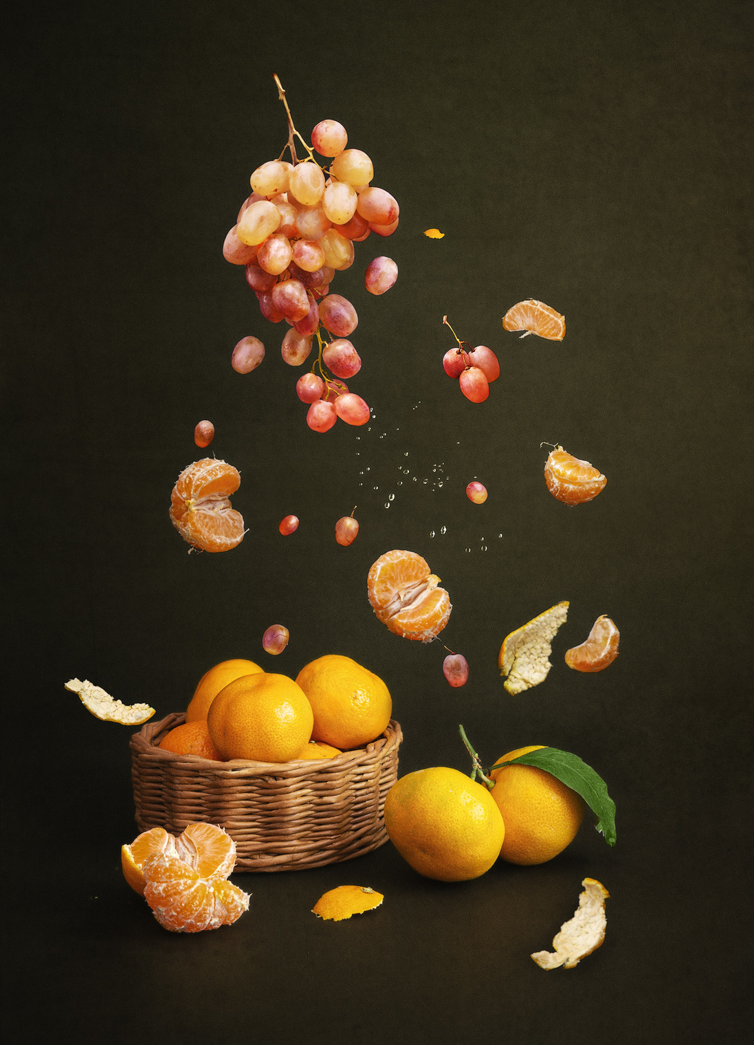 натюрморт мандаринами и виноградом