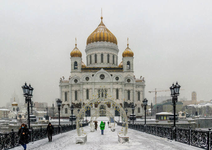 У храма Христа Спасителя.