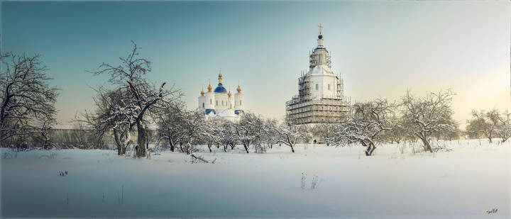 У храма