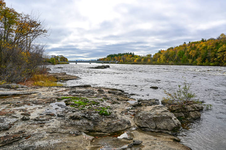 За мостом уже город