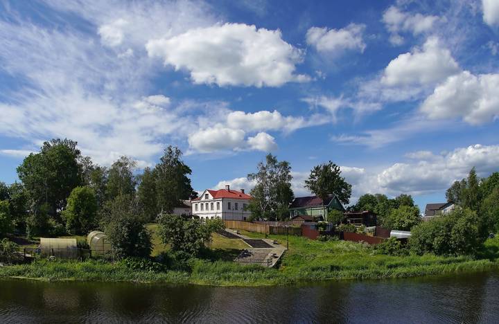 у реки