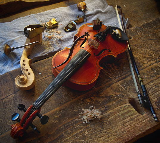 У реставратора. At the violin maker's. 