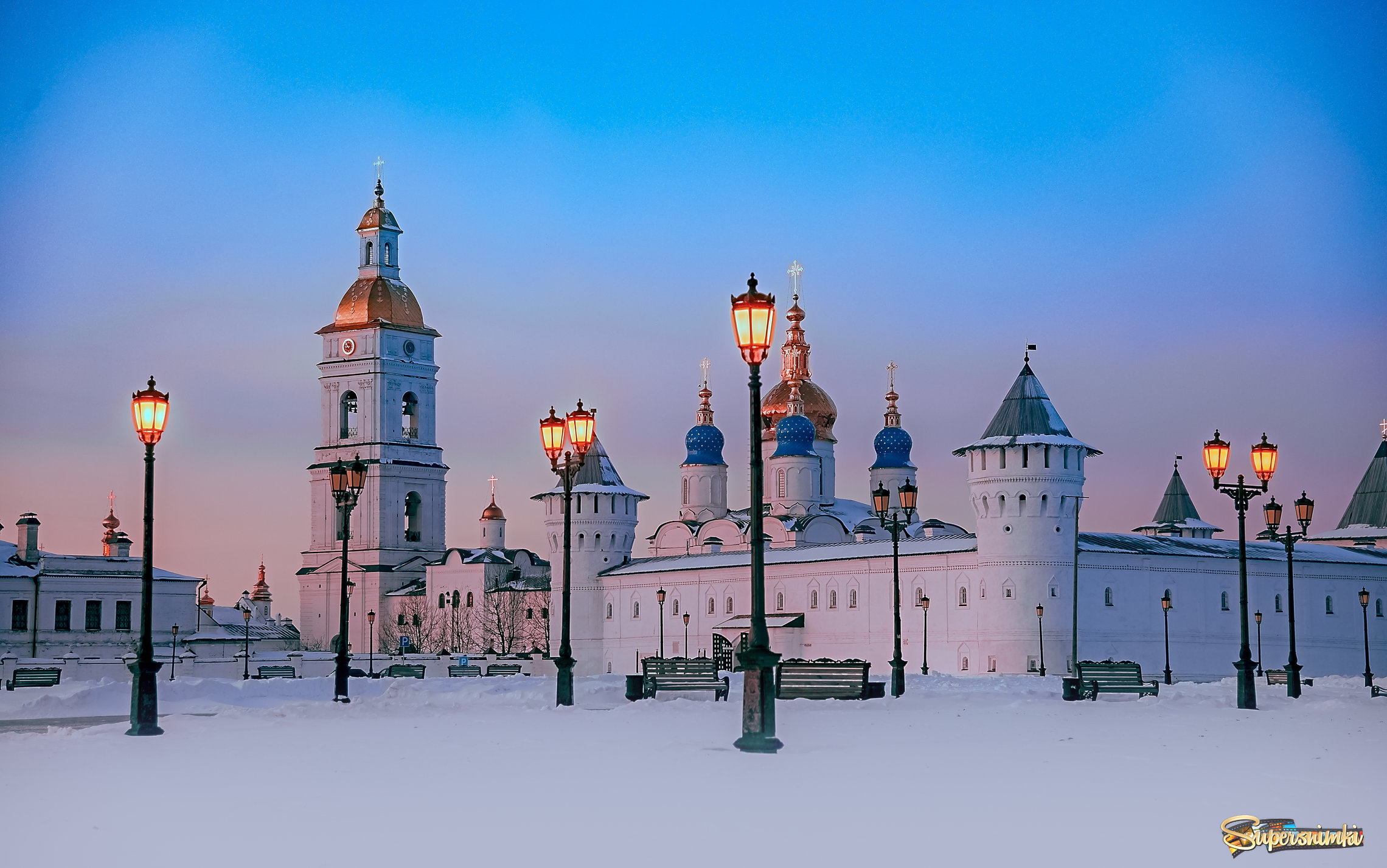 Утро красит нежным светом стены древнего кремля.