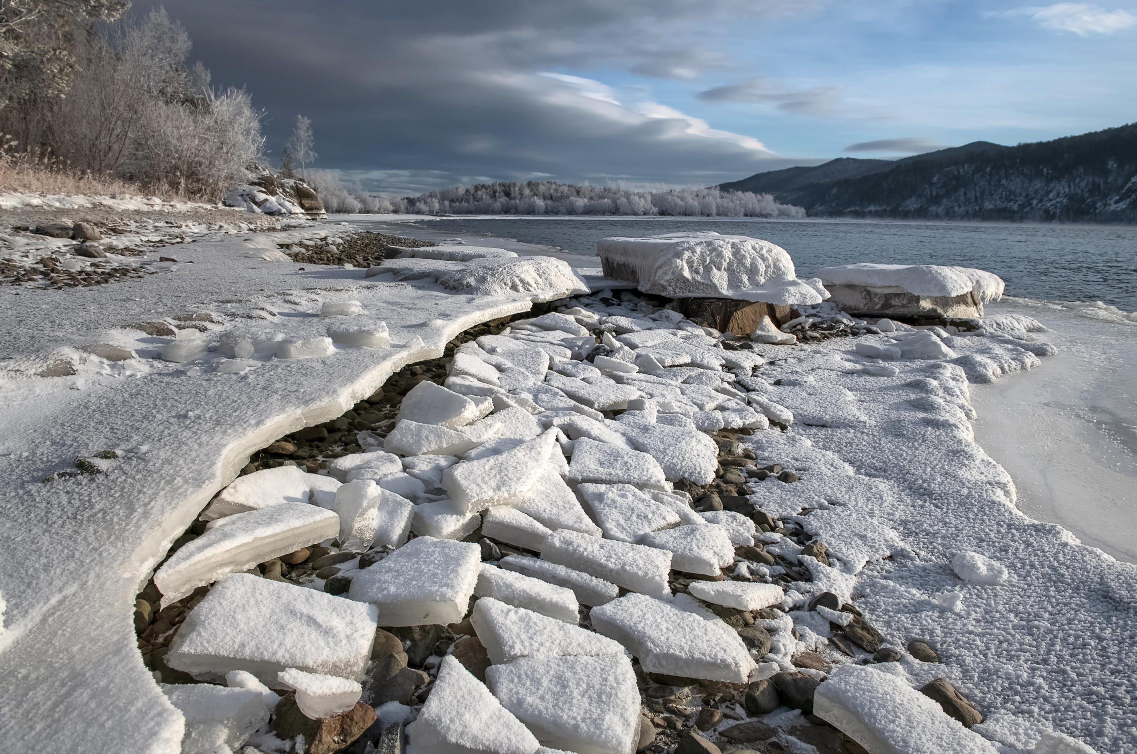 Береговая сибирская. Хрупкий лед. Фото хрупкий лед. Зимнее побережье. Красноярские столбы зимо.