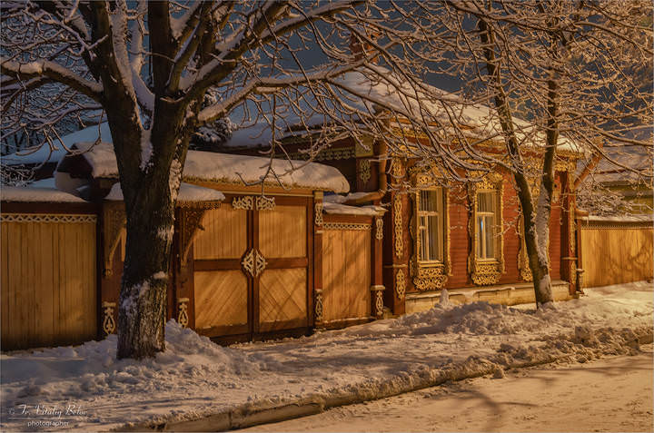Обновленные старые дома на вечерней улице
