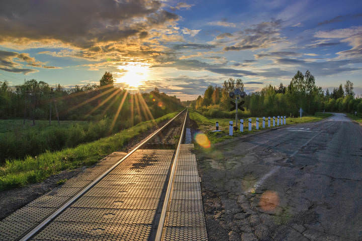 Вечер на железнодорожном переезде