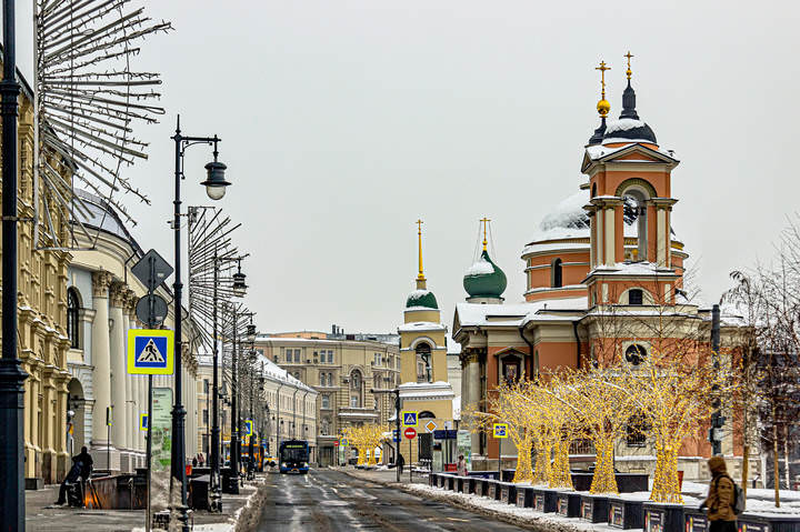 Шёл по Варварке электробус...