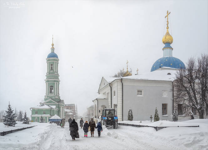 По расчищенным монастырским дорогам
