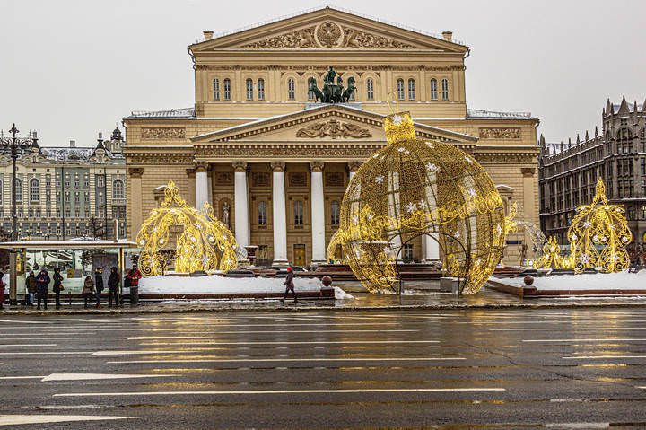 Театральная площадь, 1