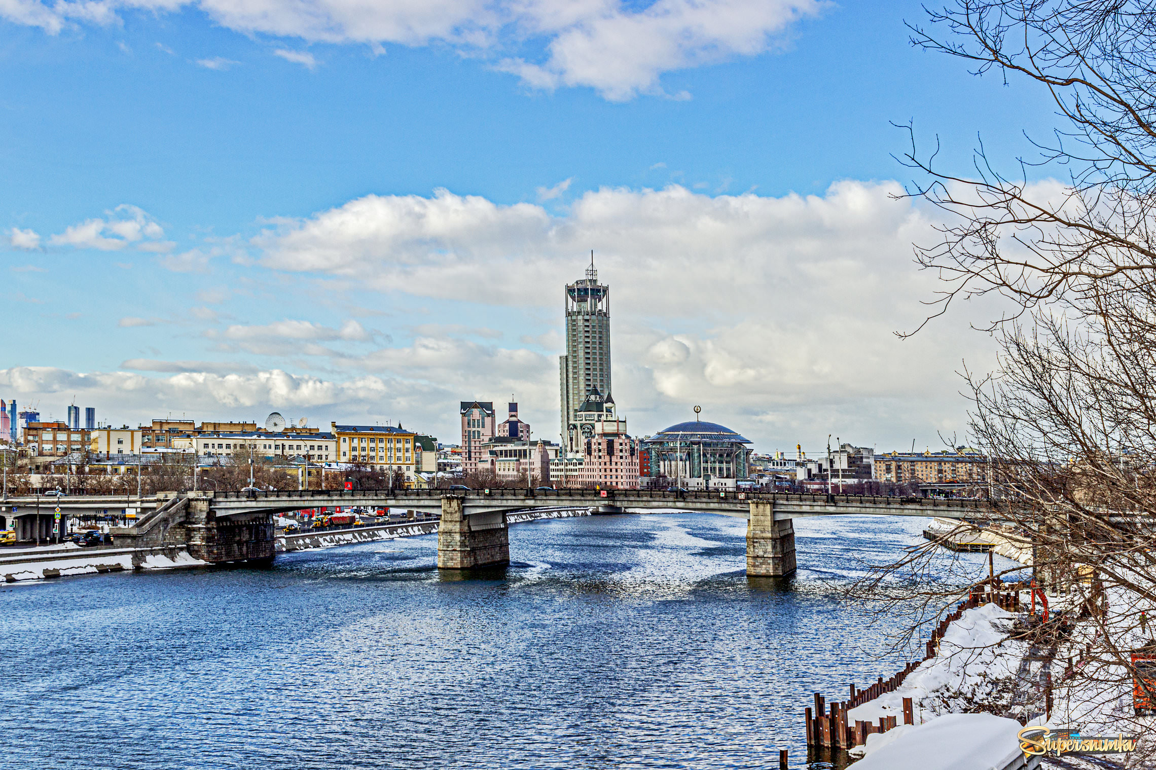 Вид на Москва реку с берега Крутицкого подворья