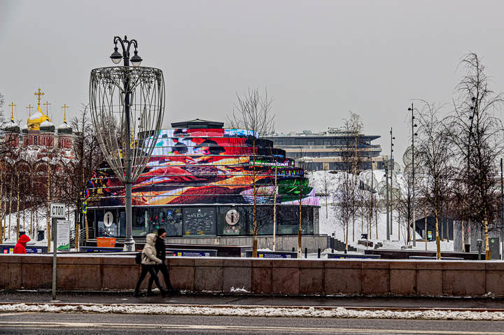 Выход из парка "Зарядье" на Москворецкий мост.