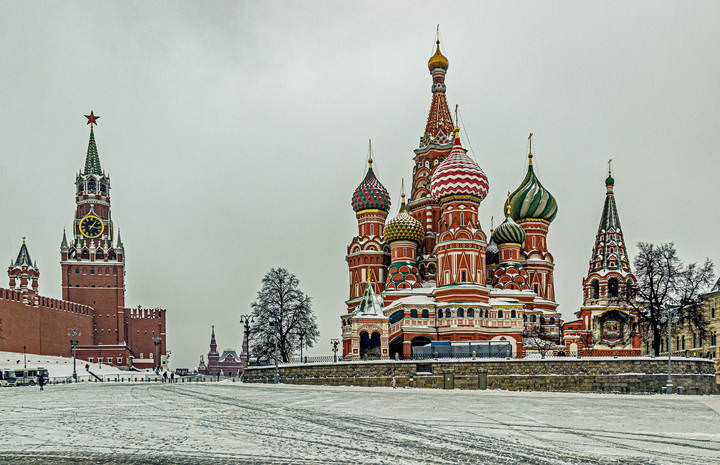 С Васильевского спуска.