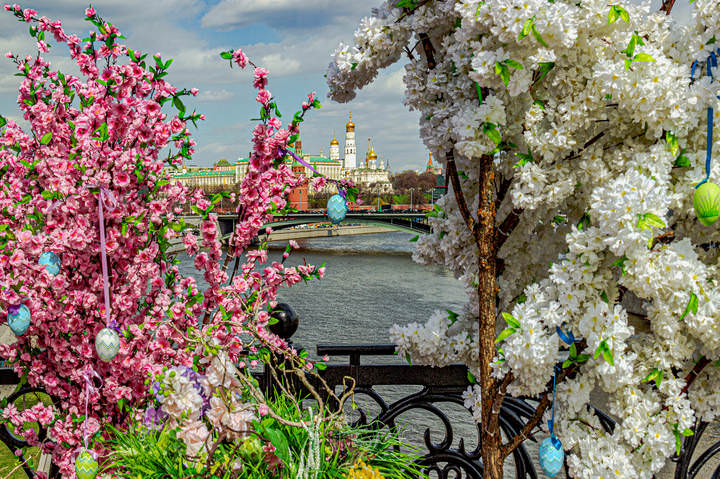 После Пасхи, на Патриаршем мосту.