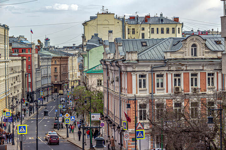 По улице Петровке.