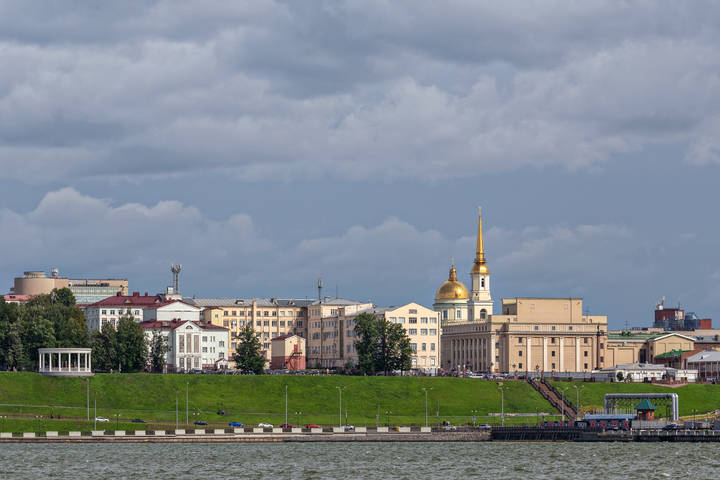 Вид на город Ижевск с набережной