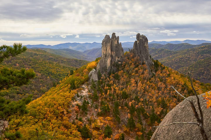 осенние скалы