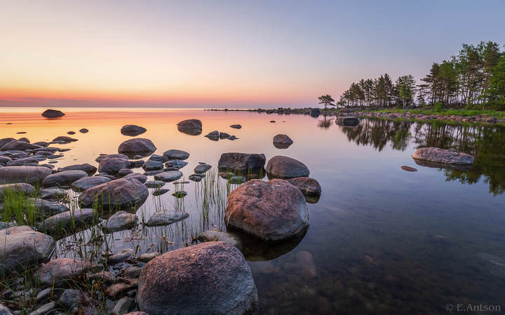 Теплая белая ночь на побережье моря