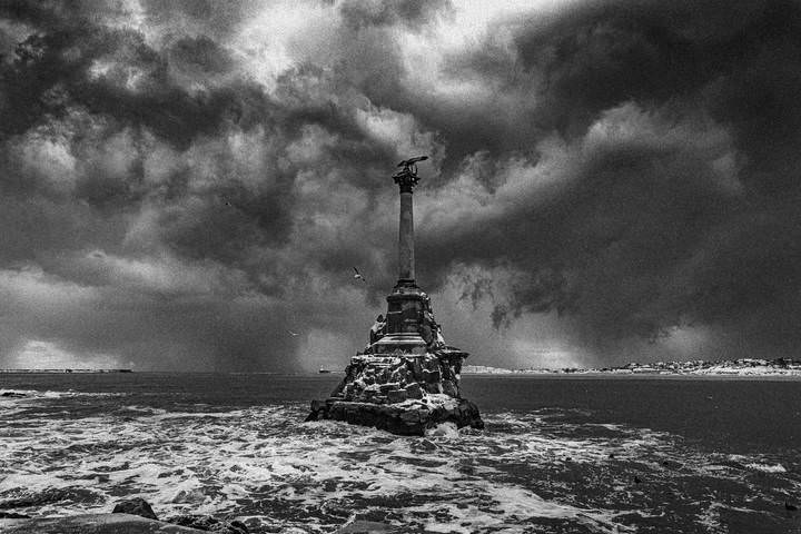 Памятник затопленным кораблям.