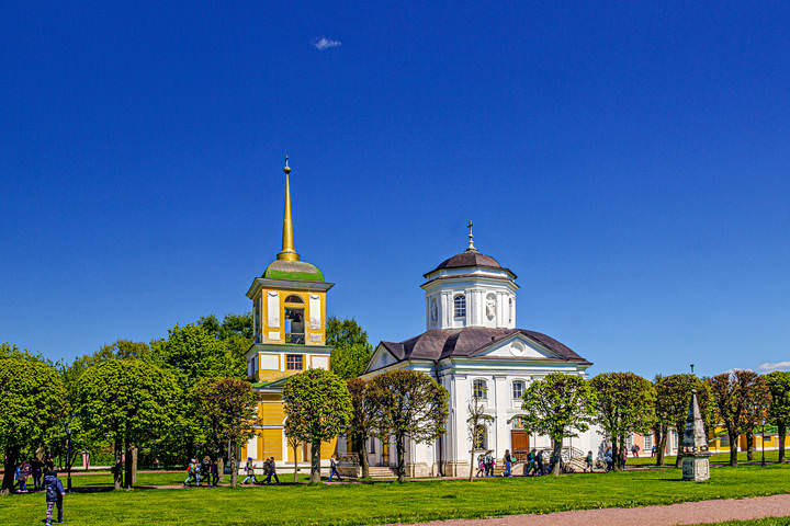 Храм и колокольня в усадьбе Кусково.