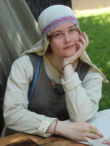 задумалась