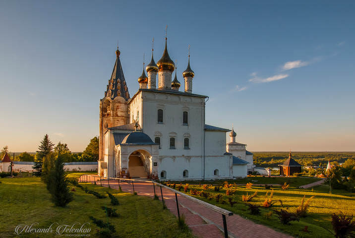 Троицкий собор в Троице-Никольском монастыре на закате...