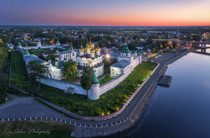 Монастырь в белой ночи