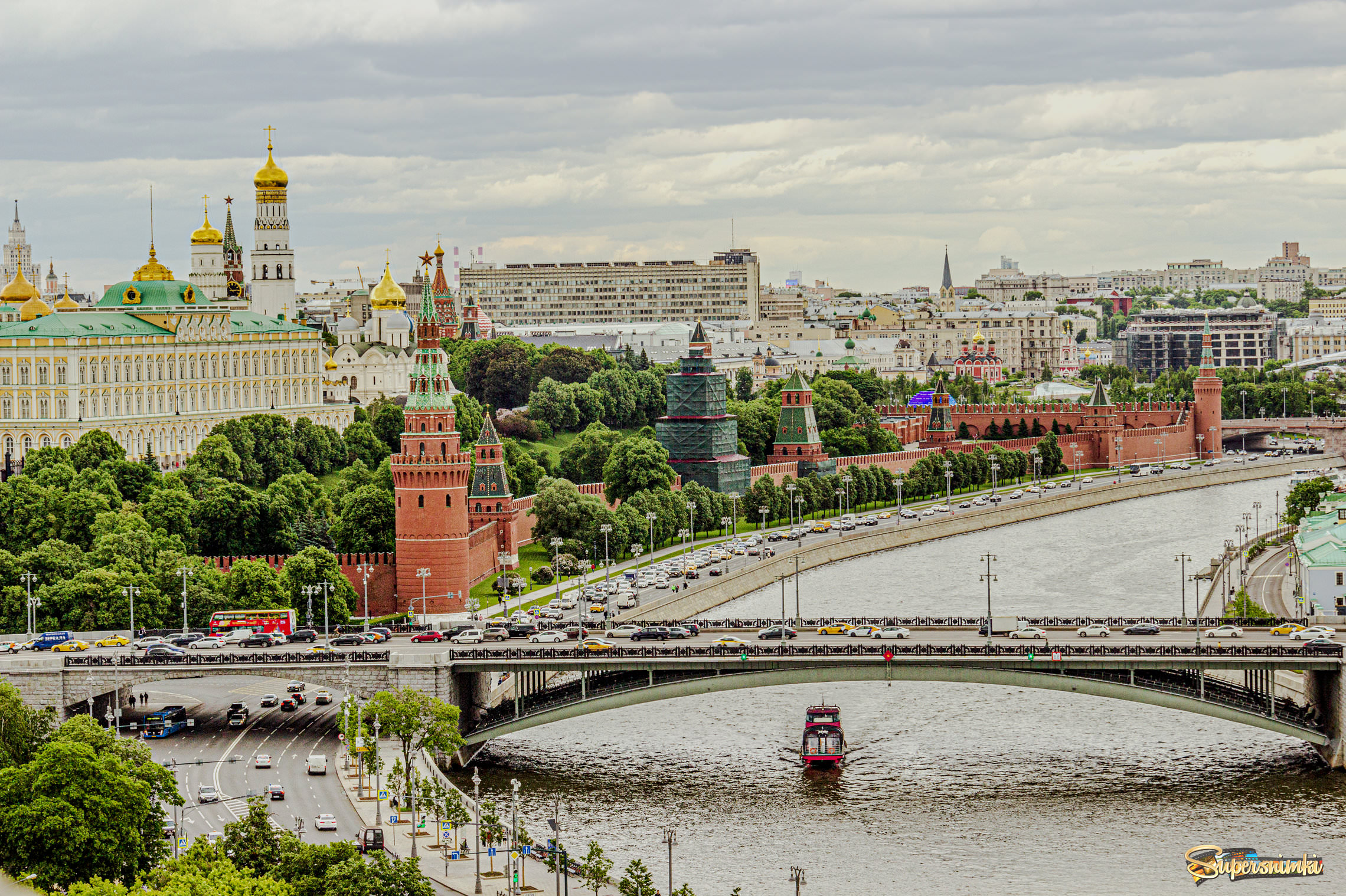 Вид на Большой Каменный мост и Кремль.