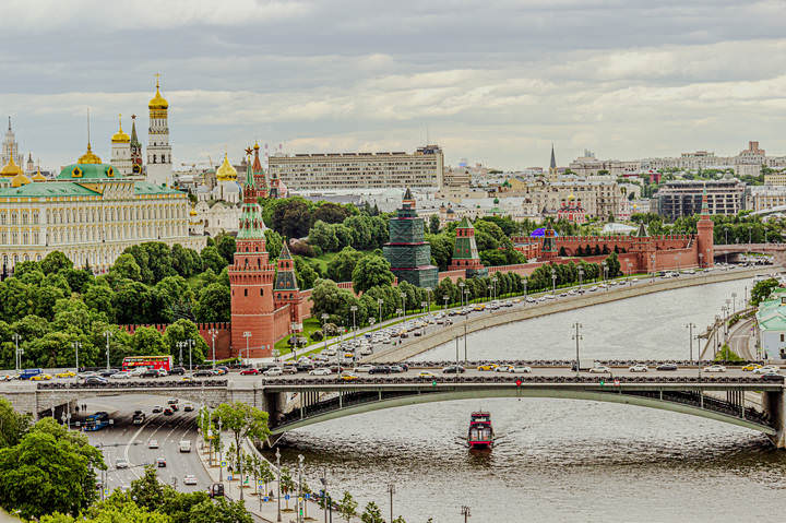 Вид на Большой Каменный мост и Кремль.