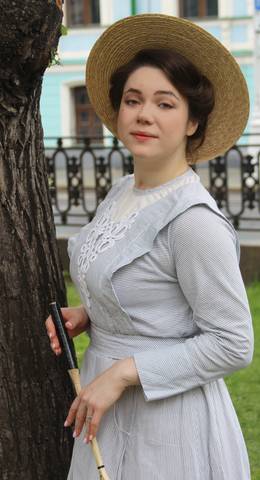 в соломенной шляпке