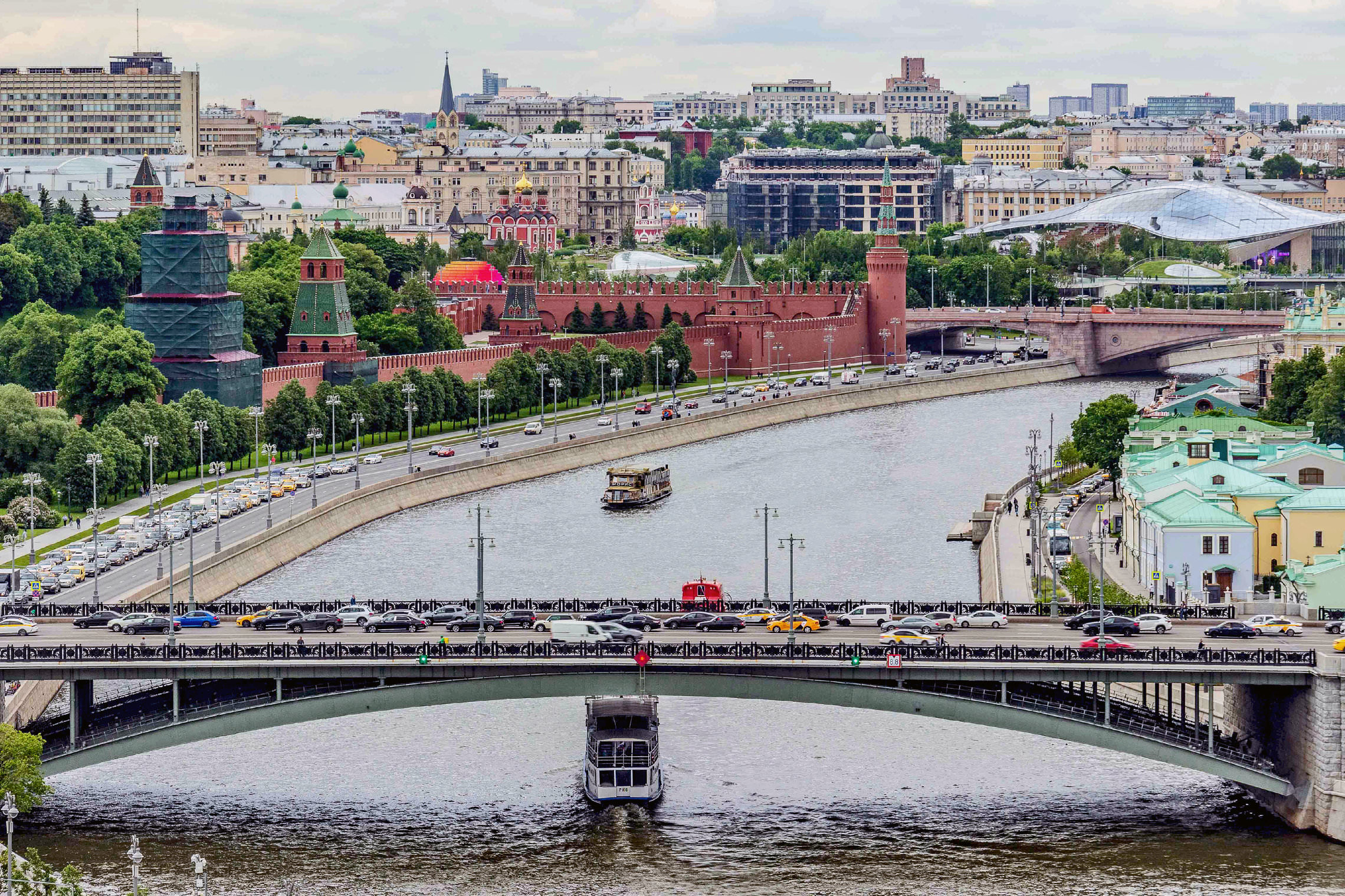 Москва река в центре города...