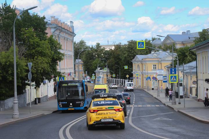по Яузской улице