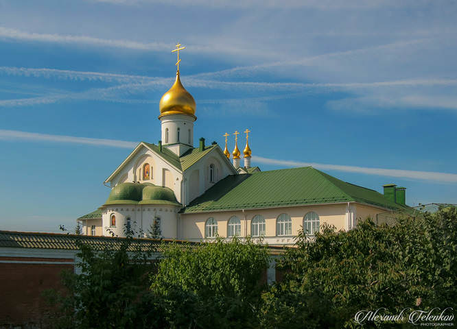 Церковь Трёх Святителей в Богоявленском Старо-Голутвин монастыре.