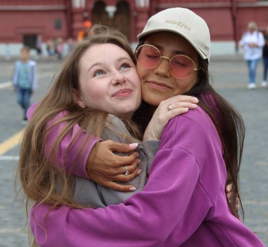 в крепких объятиях (обнимашки)