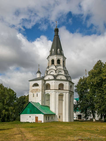Церковь-колокольня Распятия Христова и Марфины палаты.