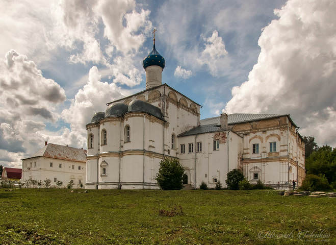 Переславль-Залесский. Церковь Похвалы Пресвятой Богородицы с трапезной и настоятельскими покоями.