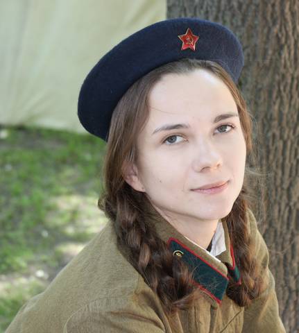 девушка с косичками