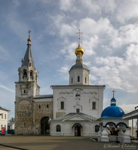 Собор Рождества Пресвятой Богородицы и Лестничная башня дворца Андрея Боголюбского в Боголюбском монастыре.