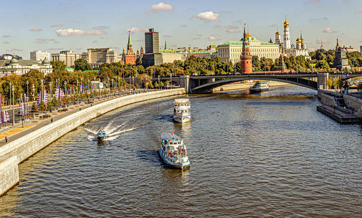 По Большому Патриаршему мосту утром...