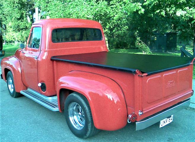 Классический пикап Ford F-100 1955 года