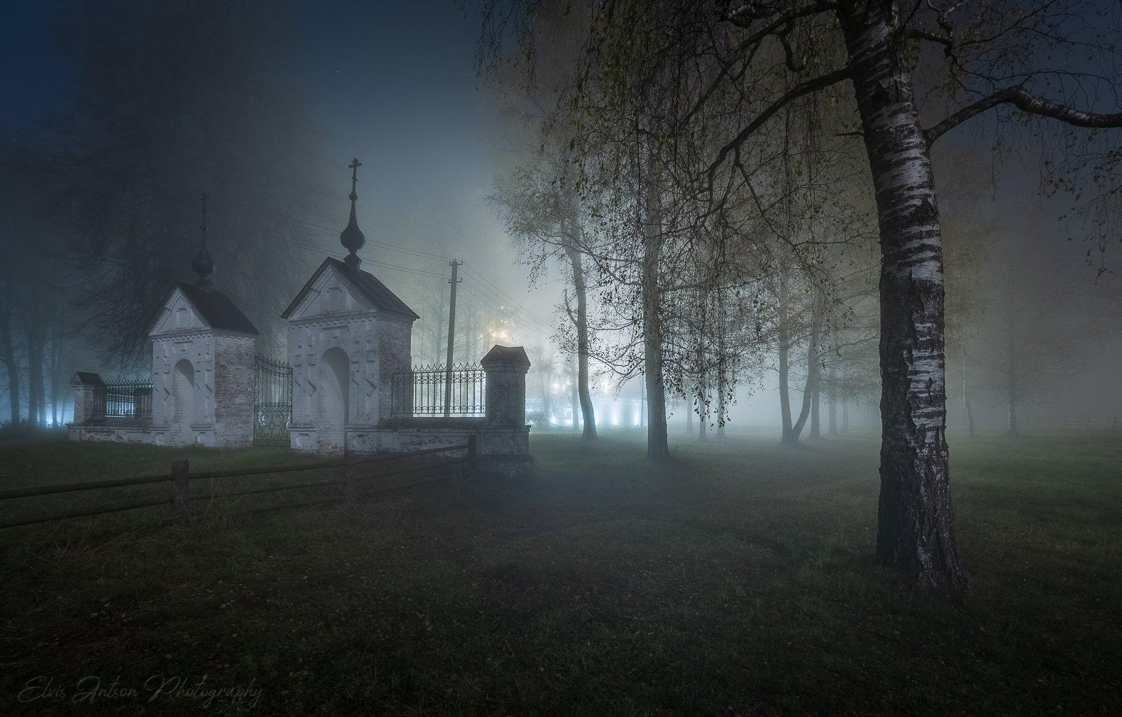Ворота Успенского собора туманной ночью