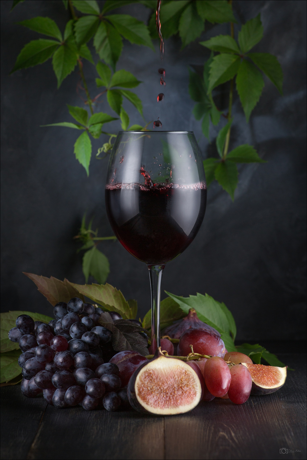 С гроздьями винограда и вином...