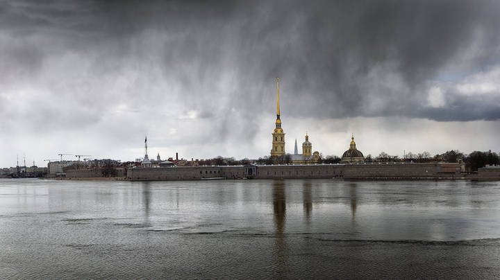 И тучи повисли косыми сетями...