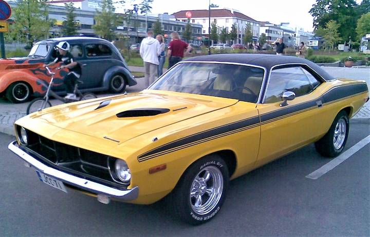Plymouth Barracuda Cuda 1973 года с черным виниловым верхом.