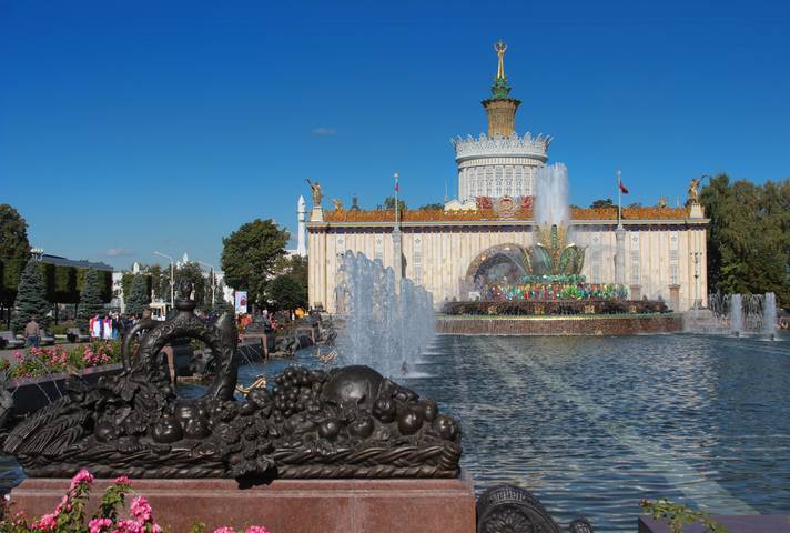 у фонтана