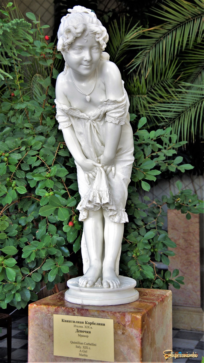 Живая скульптура "Девочка" в Воронцовском дворце 