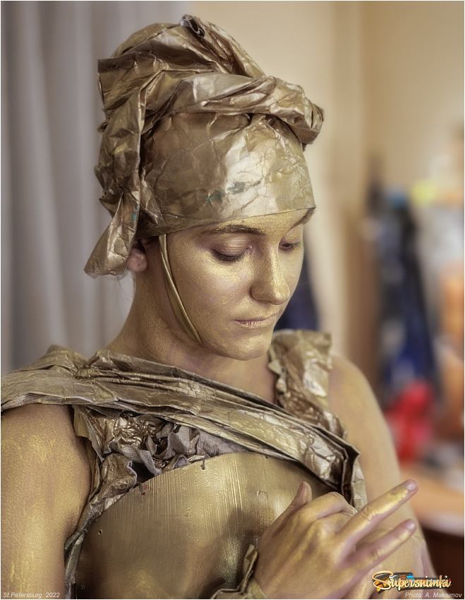 Актриса Виктория Гриценко в роли статуи Психеи в спектакле «Как Арапа женили...»
