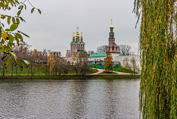 Новодевичий монастырь, вид через пруд.