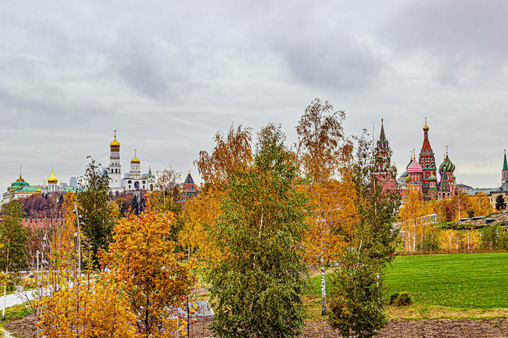 Там, за рощицей и поляной, Кремль...